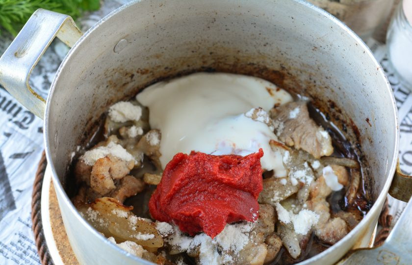 1. Этап. Бефстроганов с гречкой: Добавьте сметану и томатную пасту.