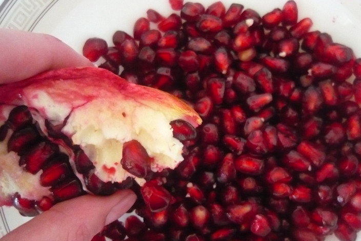 1. Этап. Селедка под шубой с гранатом: Очистите гранат.