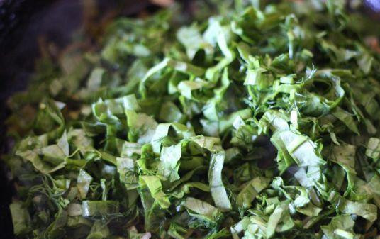 1. Этап. Спанакопита с щавелем: Слоенное тесто раскатать и поделить на квадратики. Лук и чеснок порубить и отправить на сковородку. Далее в сковородку добавить нарезанную зелень.