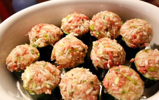 1. Этап. Фаршированные кабачки: 5. Получившимся фаршем плотно заполняем стаканчики из кабачков. Готовим форму для запекания и кладем туда заполненные кабачки.