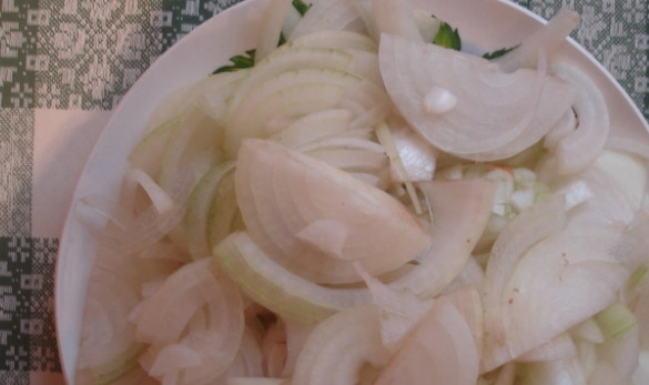 1. Этап. Салат Богатырь: 2. Достаньте разделочную доску. Очистите лук от шелухи. Порежьте на тонкие полукольца. Мельче резатьть не стоит, именно полукольца идеально впишутся в салат. Грибы очистите от грязи. Аккуратно промойте. Порежьте на небольшие кусочки, внешне напоминающие соломку.