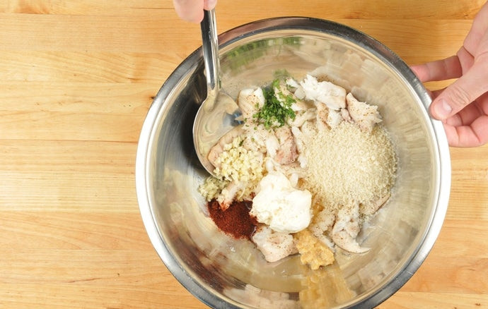 1. Этап. Тайские рыбные котлеты: 4. Теперь сделайте фарш. Вилкой измельчите рыбное филе. Потом добавьте к нему имбирь, майонез, рыбный соус, кинзу, соль, перец, соус Шрирача (1 ст. ложку), чили, сухари и чеснок. Перемешайте.