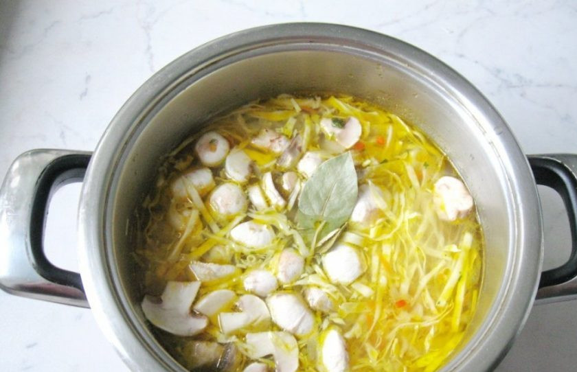 1. Этап. Щи вегетарианские: Потом добавьте соль, лавровый лист и перец. Варите щи ещё около 15 минут.