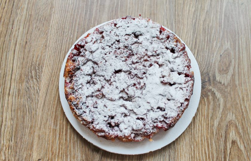 1. Этап. Бостонский клюквенный пирог: Посыпьте верх бостонского клюквенного пирога сахарной пудрой и подавайте к столу.