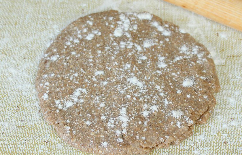 1. Этап. Овсяное печенье как в магазине: Порциями добавляем пшеничную муку и замешиваем тесто.