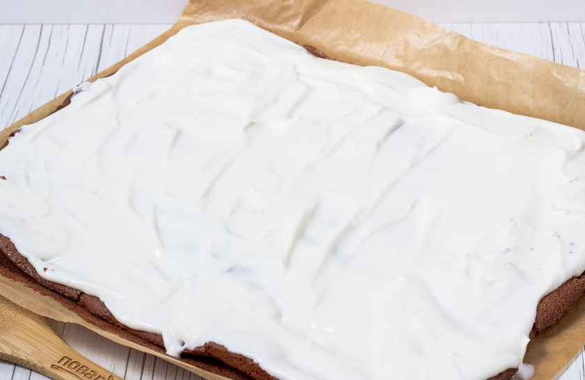 1. Этап. Шоколадный бисквитный рулет: Остывший рулет разверните, смажьте кремом. Оставьте немного крема, чтобы покрыть верх рулета.