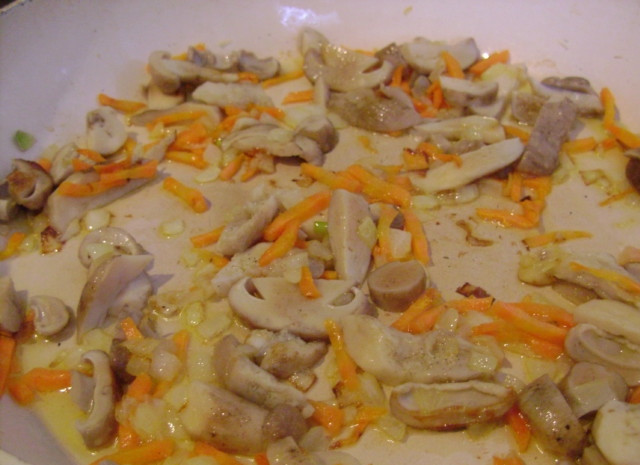 1. Этап. Грибной суп из белых замороженных грибов: Добавьте грибы в сковороду. Обжарьте ингредиенты вместе в течение пары минут, помешивая.