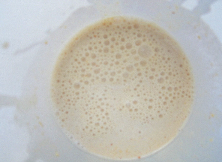 1. Этап. Десерт Кофе с халвой: Положите в чашу блендера халву, влейте сливки и взбейте.