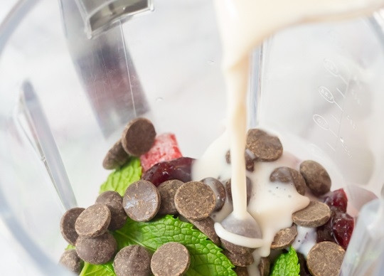 1. Этап. Клубнично-шоколадный смузи с мятой: 2. Всыпьте шоколадные дропсы и влейте молоко.