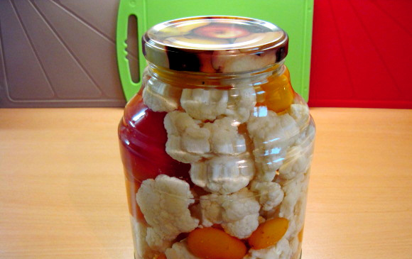 1. Этап. Маринованная цветная капуста на зиму в банках: 2. Заливаем кипятком, закрываем (но не закручиваем) стерильной крышкой, оставляем на полчаса.