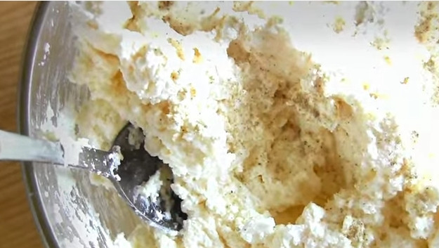 Мясные ватрушки с творогом 1. Этап. Мясные ватрушки с творогом: 3. Посолите творожную массу и добавьте щепотку белого перца. Выдавите чеснок.