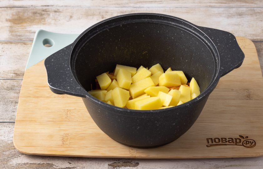 1. Этап. Овощной суп с рисом и морской капустой: Картофель помойте, очистите и порежьте небольшими кубиками. Добавьте в кастрюлю, потушите вместе с остальными овощами 2-3 минуты.