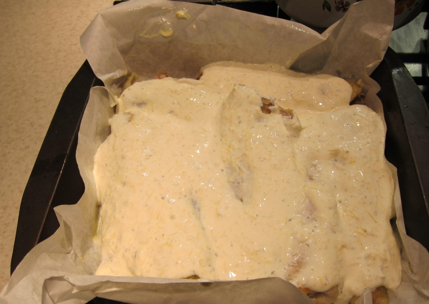 1. Этап. Судак в духовке под сметанным соусом: 8. Заливаю рыбку полученным сметанным соусом и отправляю в разогретый до 200 градусов духовой шкаф на 15-20 минут.