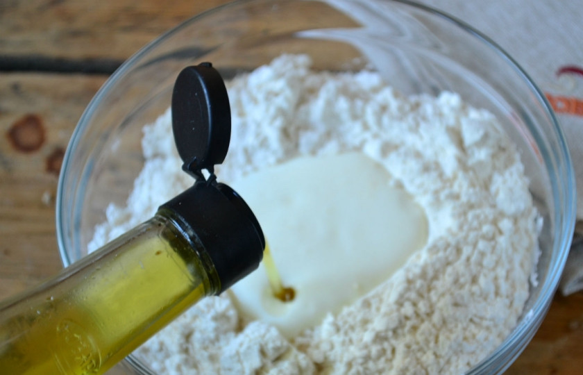 1. Этап. Дрожжевое тесто на кефире: Следом за ним влейте подсолнечное масло, начинайте хорошенько вымешивать все ложкой. Затем выложите тесто на рабочую поверхность и замесите мягкое, я бы даже сказала — пушистое тесто.