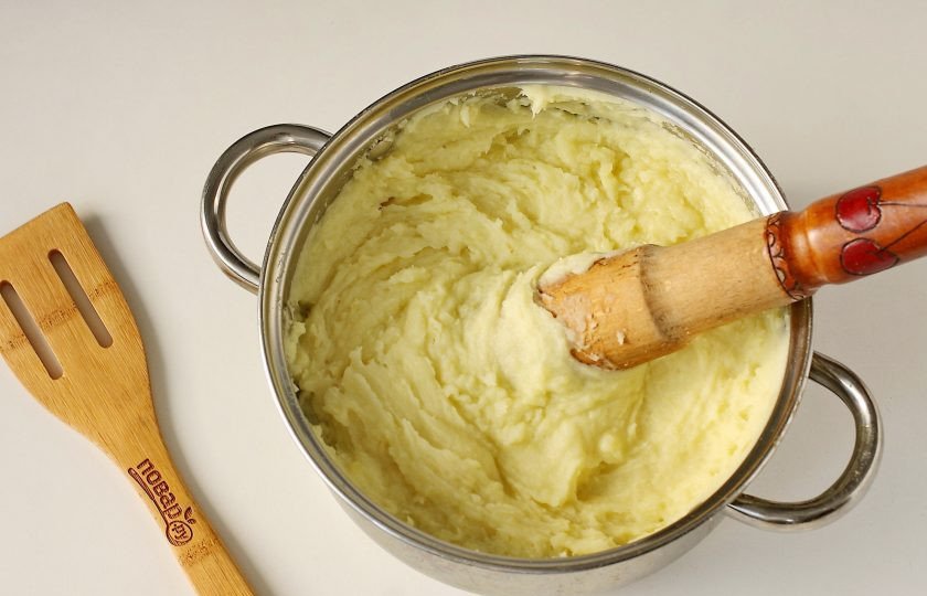 1. Этап. Вареники с сюрпризом: С готового картофеля слейте воду, добавьте горячее молоко, соль по вкусу, кусочек сливочного масла и приготовьте пюре.