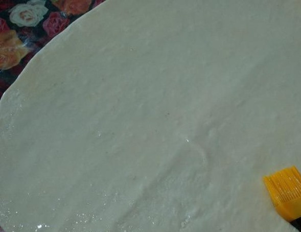 1. Этап. Булочки на пару: Затем раскатайте тесто в тонкую лепешку, смажьте её растопленным сливочным маслом.