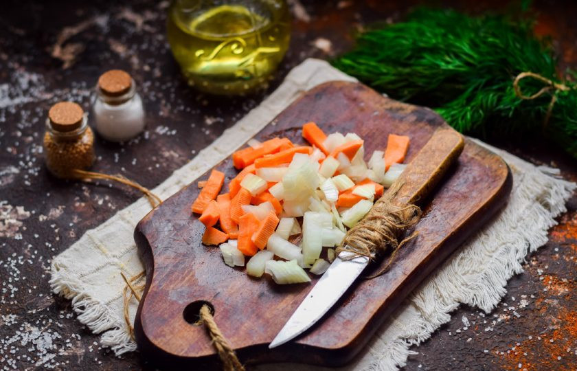 1. Этап. Тушеные куриные желудки с кабачками: Морковь и лук очистите, вымойте и просушите. Нарежьте кубиками.