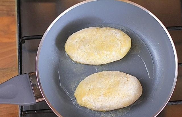 1. Этап. Постные картофельные пирожки: 4. Пирожки обваляйте в муке и обжарьте на разогретой сковороде с маслом (сначала с одной стороны) до золотистой корочки.