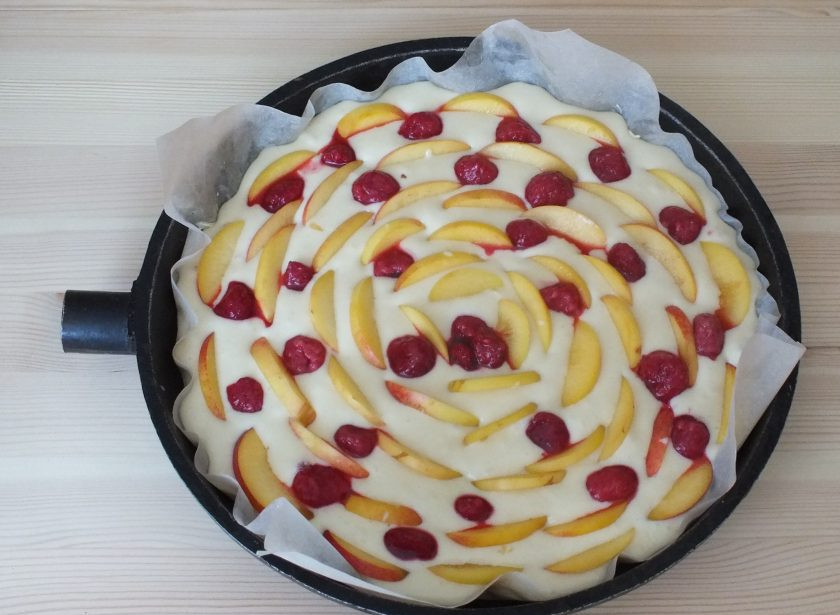 1. Этап. Фруктовый пирог: Разложите малину. Если ягода выделила сок, отцедите тщательно сок и после разложите на тесто. Поставьте пирог в горячую духовку на 45 минут.