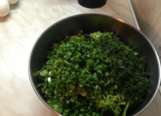 1. Этап. Салат с куриным мясом: 3. Мою зеленый лук и укроп, сушу бумажным полотенцем, измельчаю и кладу в салатник.