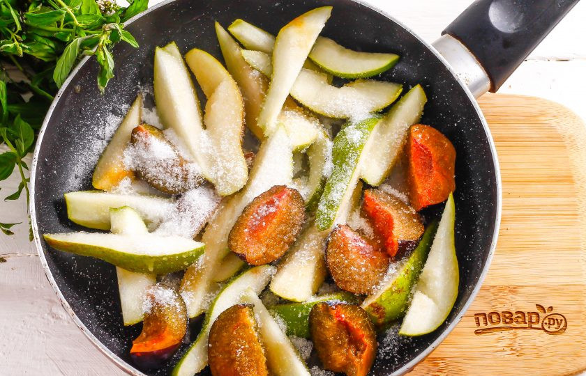 1. Этап. Песочный пирог с грушами и сливами: В это время фрукты очистите от семян и семенных блоков, промойте и нарежьте ломтиками. Выложите на сковороду вместе с сахарным песком. Потушите примерно 3-5 минут до карамелизации.