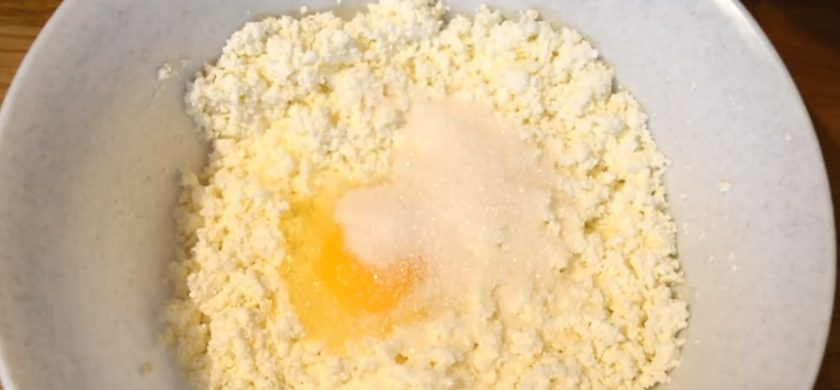 1. Этап. Открытые пирожки с творогом: 4. Слегка обомните тесто и разделите его на 20 одинаковых шариков. Приготовьте начинку: творог смешайте с сахаром, 1-2 яйцами, ванильным сахаром и солью. Перемешайте толкушкой до однородности.