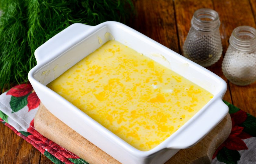 1. Этап. Омлет с творогом в духовке: Форму для выпекания смажьте сливочным маслом, вылейте туда омлетную смесь.