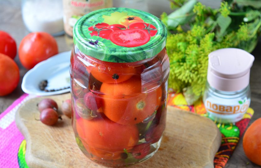 1. Этап. Помидоры с крыжовником на зиму: Храните заготовку в темной кладовой до зимы. Выход — одна литровая банка.