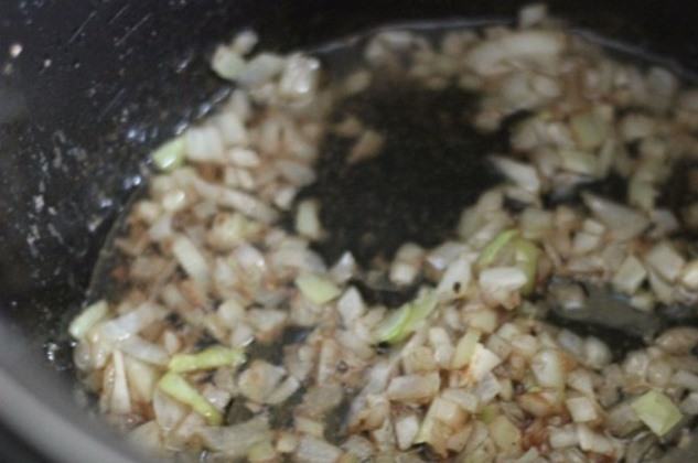 1. Этап. Рагу из баранины в мультиварке: Затем выньте мясо, а в оставшемся жире обжарьте лук.