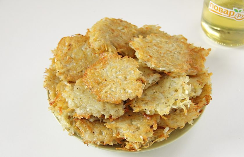 1. Этап. Картофельные оладьи по-мински: 5. Разогрейте на сковороде растительное масло и, выкладывая картофельную массу столовой ложкой, обжарьте картофельные оладьи. Обжаривайте оладьи с двух сторон до появления золотистой корочки.