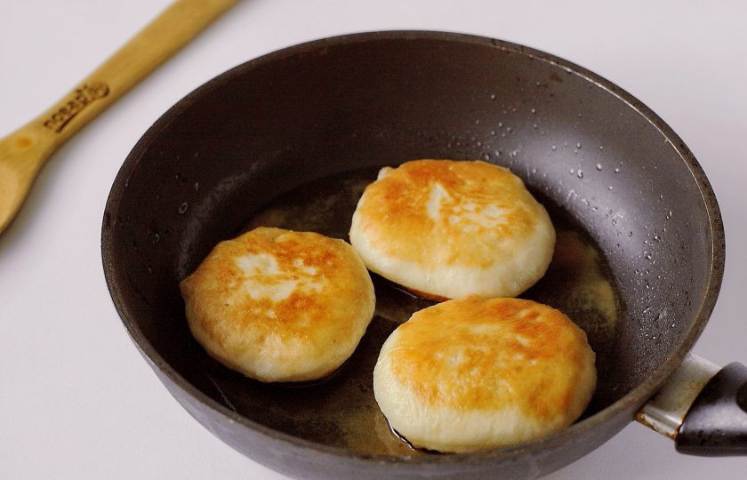 1. Этап. Дрожжевые пышки на сковороде: Затем разогрейте сковороду с достаточным количеством растительного масла и обжарьте пышки с двух сторон до золотистого цвета на огне ниже среднего.