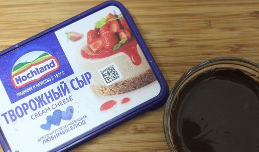 1. Этап. Пирожное Картошка по-новому: Растопить шоколад. Остудить до чуть теплого.