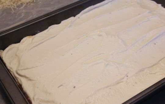 1. Этап. Лазанья с готовыми листами: Последний слой пасты равномерно покройте смесью рикотты и яйца.