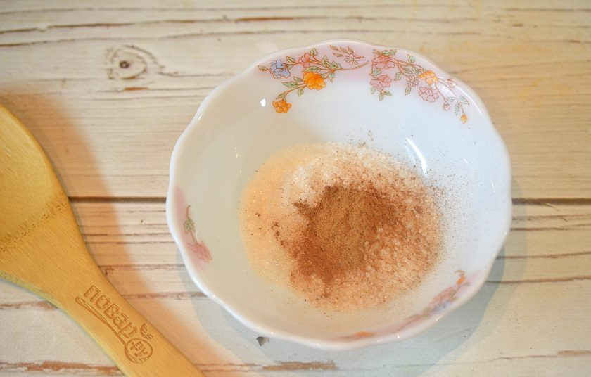 1. Этап. Запеченная тыква с орехами: 2. Сахар смешайте с корицей.