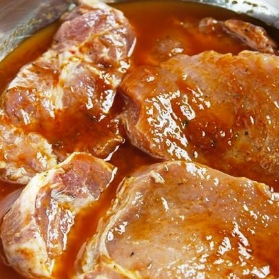 1. Этап. Свинина в панировке: Отбитые куски мяса опускаем на полчаса в маринад, приготовленный путем смешивания томатной пасты, сока одного лимона, орегано и половины стакана растительного масла.