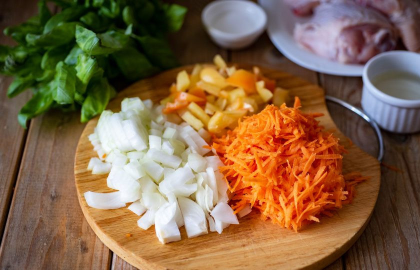 1. Этап. Зеленая чечевица с курицей: Пока варится чечевица, нашинкуйте мелко репчатый лук, натрите морковь на крупную терку, мякоть болгарского перца нарежьте небольшими кубиками или соломкой.