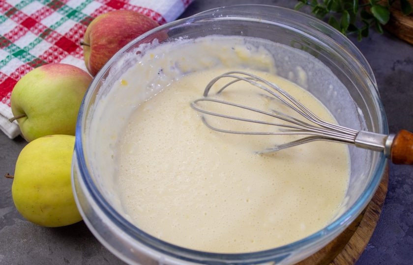 1. Этап. Яблочный пирог сестёр Симили: Тщательно перемешайте, чтобы получилось жидкое тесто без комочков. Консистенция теста как жидкая сметана.