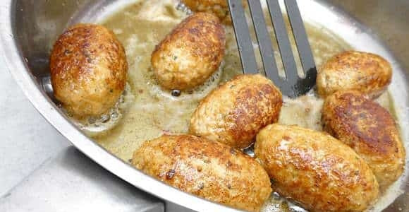 1. Этап. Тефтели в соусе Кефтедес: 6. На сильном огне обжарьте до румяной корочки.