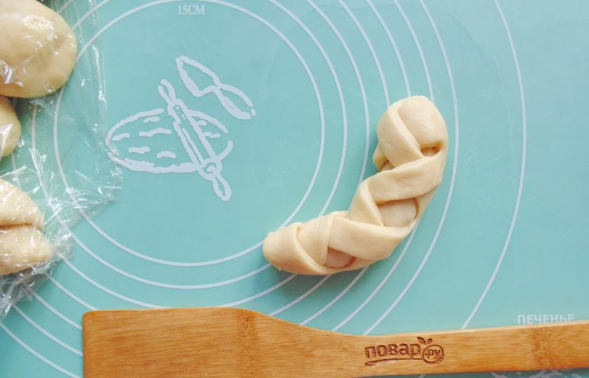 1. Этап. Булочки с яблоками и изюмом в духовке: Заверните закрытую тестом начинку в переплетённые полоски.