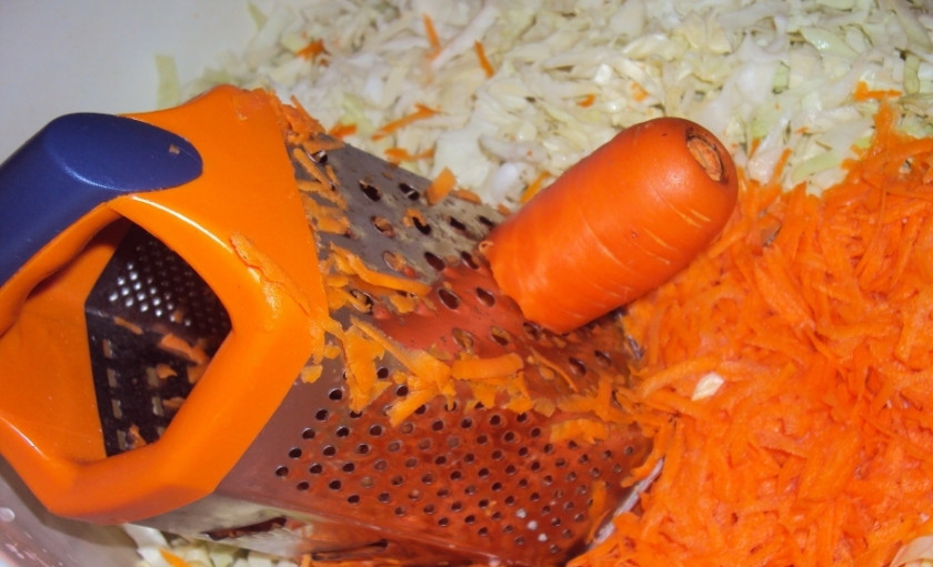 1. Этап. Капуста маринованная на зиму: Морковь моем, чистим и натираем на крупной терке.