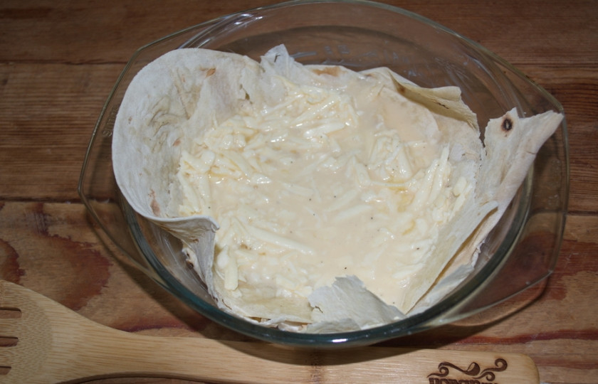 1. Этап. Ачма из лаваша с сыром: В сырную массу влейте немного молока. Целый стакан молока может и не понадобиться. Консистенция массы должна быть близкой к тесту на пасте. Масса должна быть достаточно жидкой, чтоб хорошо пропитать листики лаваша, но не такой, чтоб сыр полностью погрузился в молоко и скрылся из вида.