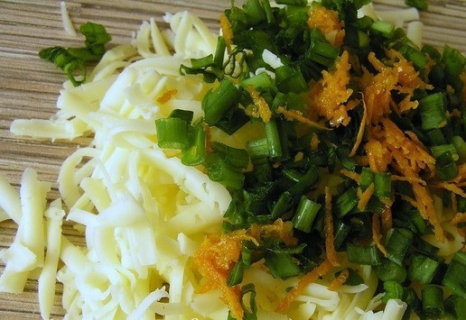 1. Этап. Кассероль с форелью и рисом: Сыр натрите на терке, добавьте нарезанный лук и цедру, перемешайте. Черри нарежьте на половинки.