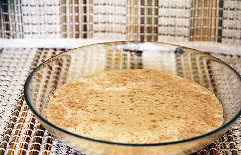 1. Этап. Вишневые булочки: Растворите в теплом молоке 4 ложки сахара и дрожжи и оставьте на некоторое время.