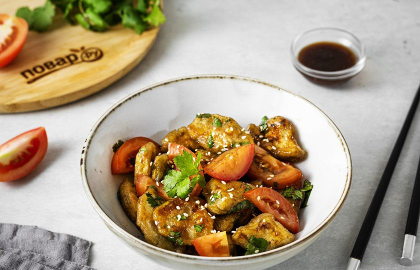 1. Этап. Азиатский салат с баклажанами и помидорами: Перед подачей посыпьте салат обжаренным кунжутом. Приятного вам аппетита!