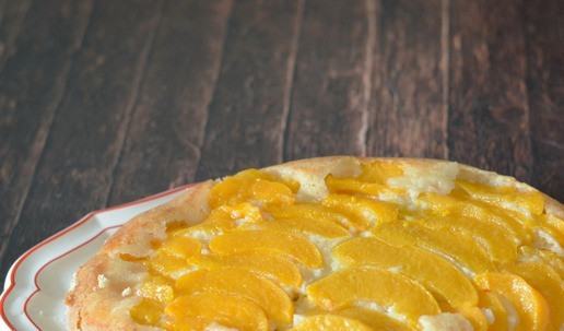 1. Этап. Сочный пирог с консервированными персиками: Затем аккуратно переверните его на блюдо - так вся персиковая начинка окажется наверху, а сироп уже не вытечет, так как он впитался в тесто.