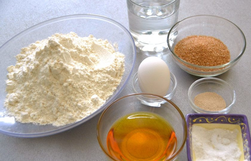 1. Этап. Горчичные сухарики: Подготовьте ингредиенты для приготовления горчичных сухариков.