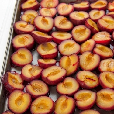 1. Этап. Сливовая смоква: Сливы достаем из духовки, даем им остыть до комнатной температуры.