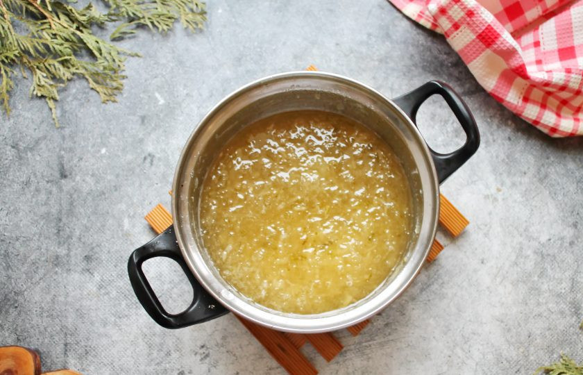 1. Этап. Варенье из дыни с бананом на зиму: Поставьте кастрюлю на средний огонь и доведите все до кипения. Варите массу на медленном огне в течение 15-20 минут. Время зависит от сочности дыни.