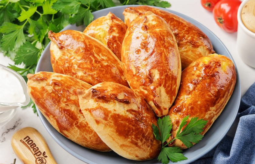 1. Этап. Пирожки на сметане в духовке: Пирожки на сметане в духовке готовы. Тесто получается тоненькое и нежное. Очень вкусно!