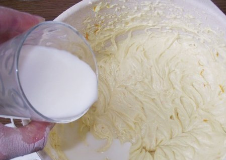 1. Этап. Кексики с кремом: По очереди добавляйте яйца и взбивайте. Потом влейте молоко.